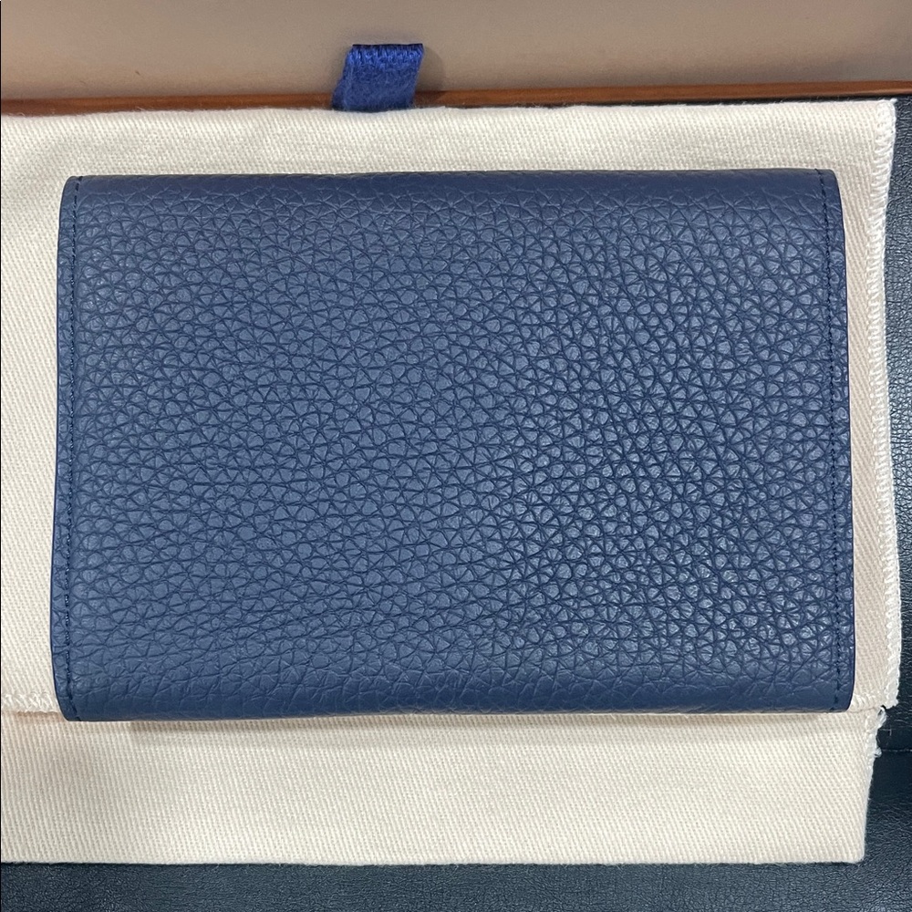 Louis Vuitton Capucines Compact
Maxi Wallet - Picture 5 of 15